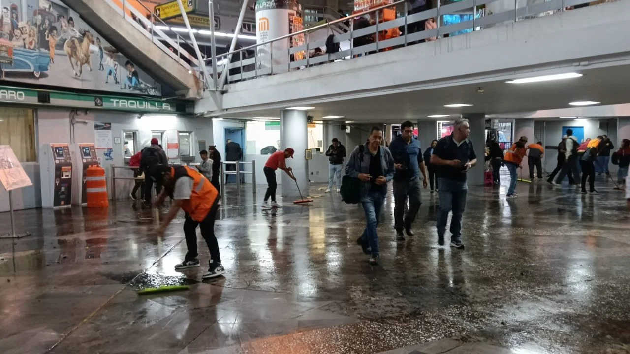 Lluvias inundan estación San Lázaro del Metro